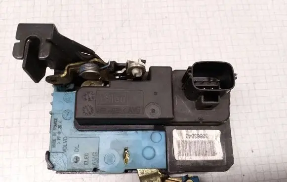 Volvo V70 Front door lock 30663040
