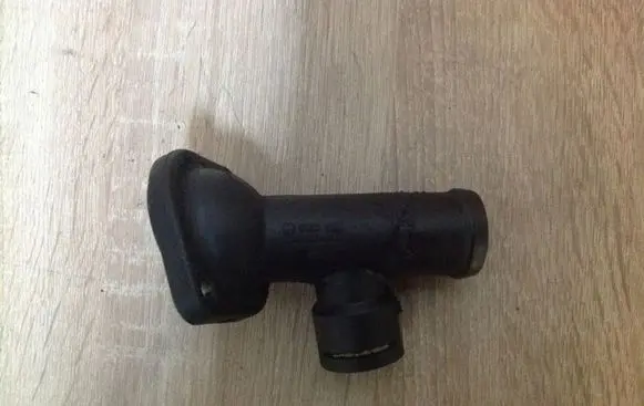 Volkswagen Jetta V Engine coolant pipe/hose 036121121D