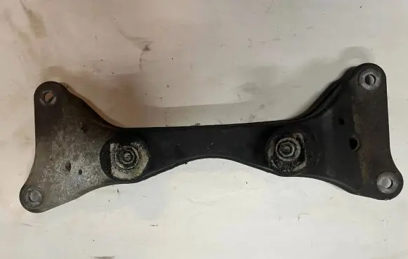 BMW 1 E81 E87 Engine mounting bracket 68572910
