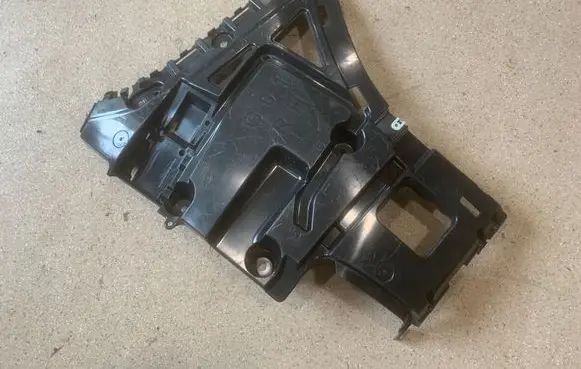 Rear bumper mounting bracket