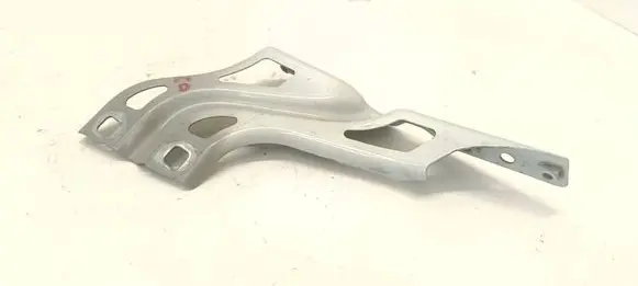 Audi Q3 8U Fender mounting bracket 8U0821136