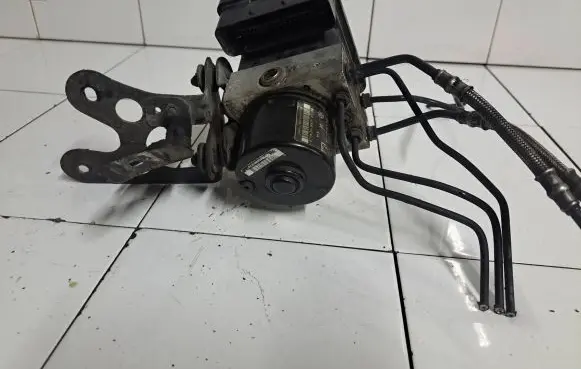 Volkswagen Jetta V ABS Pump 1K0907379AC 00005305H0 10096003593