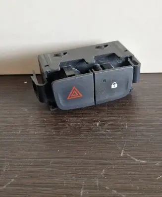 Renault Trafic III (X82) Hazard light switch E31606