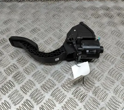 Porsche Cayenne (9Y0 9Y3) Accelerator throttle pedal 4M1723523 A2C74942511