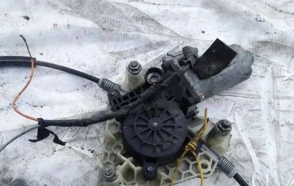 Peugeot 406 Rear door window regulator motor 0130821924