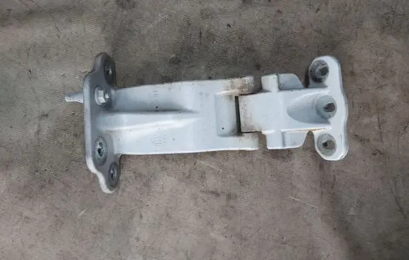 Loading door lower hinge