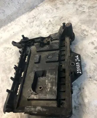 Volkswagen Jetta VI Battery tray 1k0915333