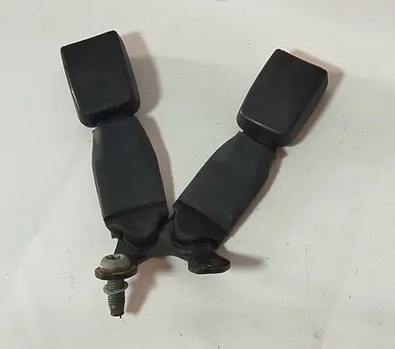 Middle seatbelt buckle (rear)