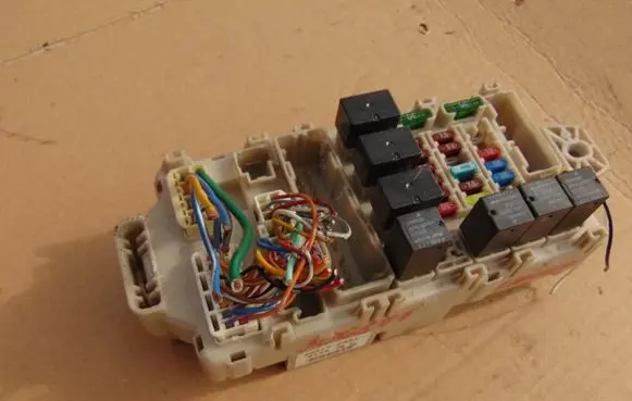 Mitsubishi Lancer Fuse module MR952263