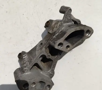 Peugeot 407 Engine mounting bracket 9645382880