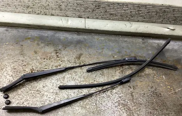 Front wiper blade arm