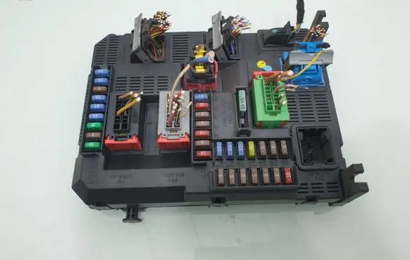 Peugeot 208 Fuse module 9678355880
