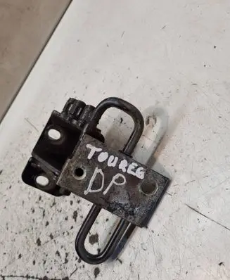 Volkswagen Touareg I Front door lower hinge 7L0831412A
