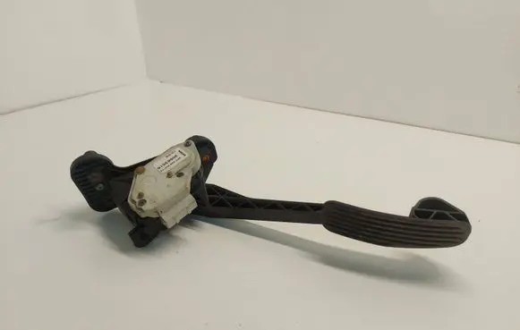 Volvo V70 Accelerator throttle pedal 30683516