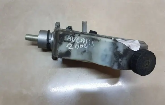 Toyota Avensis T250 Brake fluid reservoir 