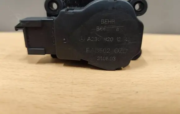 Mercedes-Benz ML W163 Air flap motor/actuator A2308201242 B6627 EAB502