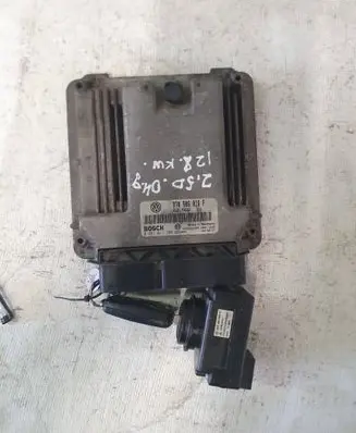 Volkswagen Touareg I Engine control unit/module 070906016F 0281011258 0281011256
