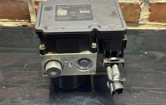 Mercedes-Benz C W204 ABS Pump A1724314912 A1729011102