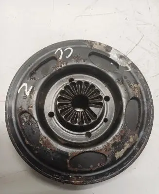 Volkswagen PASSAT CC Crankshaft pulley 06H105243G