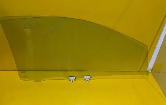 Renault Twingo II Front door window glass four-door E143R-001583