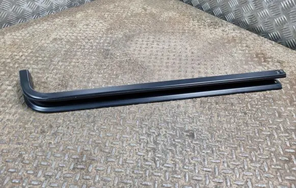 Chrysler Pacifica Sliding door middle rail 