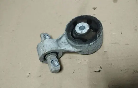 Honda Civic Engine mount bracket