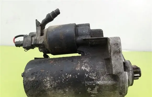 Volkswagen Golf IV Starter motor 001121006