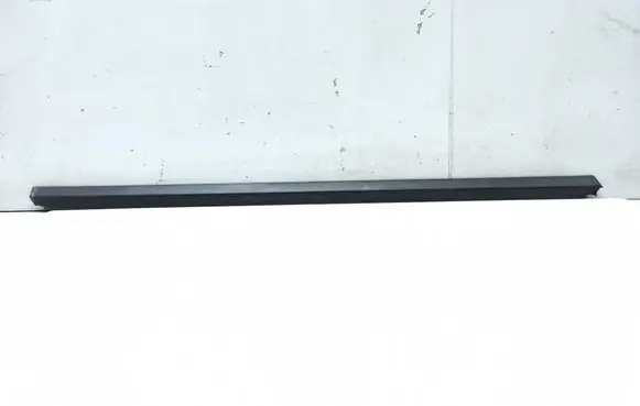 Mercedes-Benz Vito Viano W639 Front door glass trim molding 