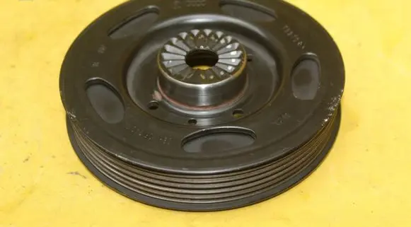 Volkswagen Golf VI Crankshaft pulley