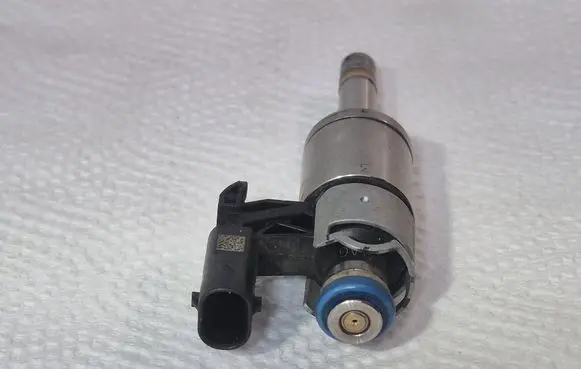 Volkswagen Golf VII Fuel injector 0261500132 04E906036E