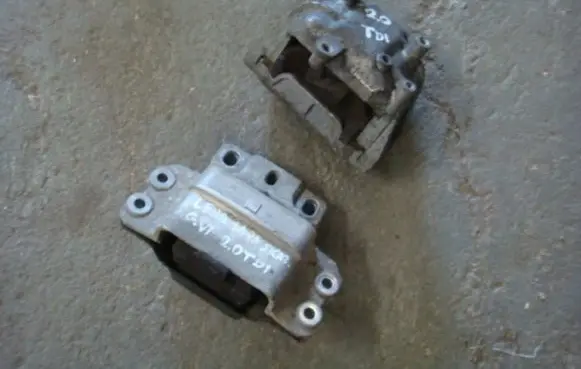 Volkswagen Golf VI Engine mounting bracket