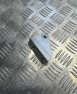 Engine mounting bracket