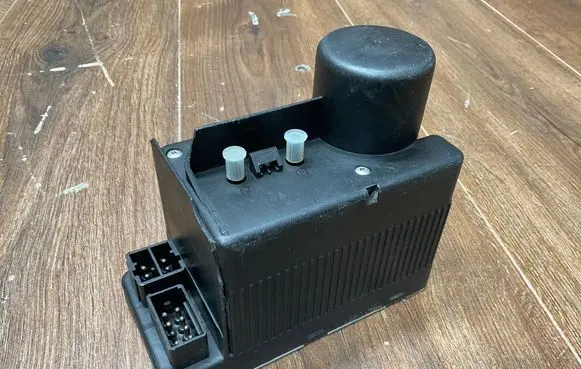 Mercedes-Benz C W202 Central locking vacuum pump 2028000948