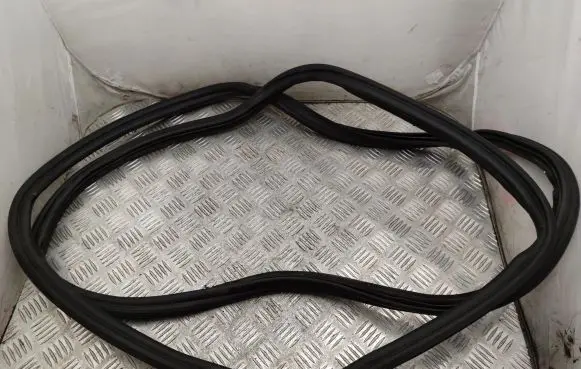 Volkswagen Touareg II Trunk rubber seal (body) 7P6827705
