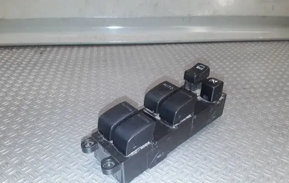 Nissan X-Trail T30 Electric window control switch 