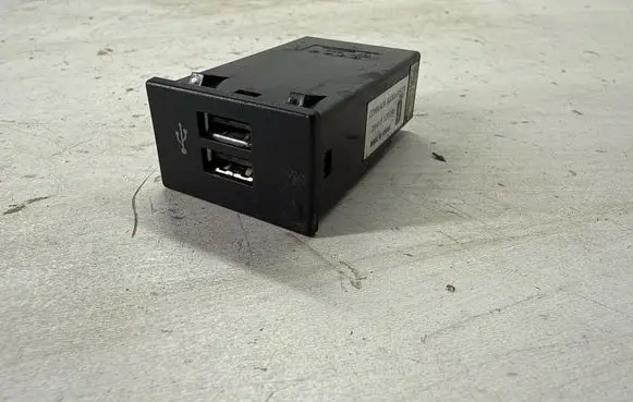Infiniti QX30 USB socket connector 284H33ZD2A D70740730038
