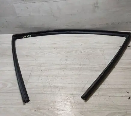 Jeep Grand Cherokee Rubber seal front door window/glass LPA79