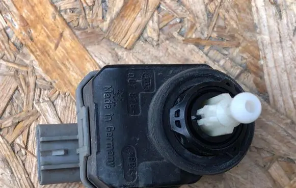 Opel Astra G Headlight level adjustment motor 90590665