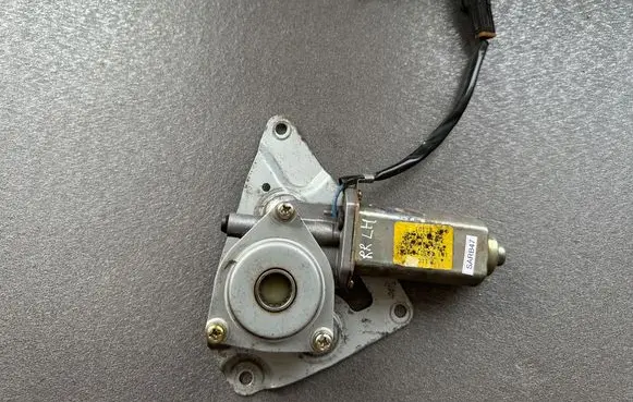 Nissan Patrol Y60 Rear door window regulator motor 8273106J00