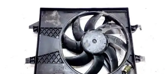 Ford Fusion Radiator cooling fan shroud 8240368
