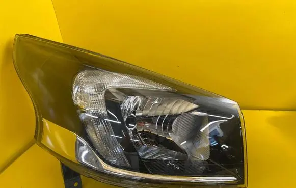 Opel Vivaro Headlight/headlamp 260104643R