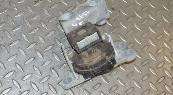 Nissan X-Trail T32 Engine mount bracket