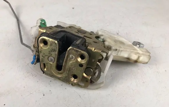 Subaru Impreza II Front door lock 61031FE011 61031FE010
