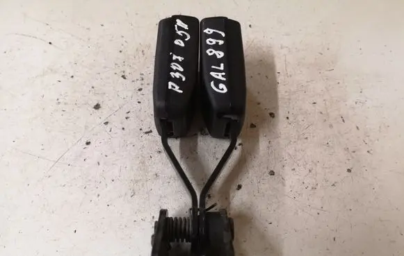 Middle seatbelt buckle (rear)