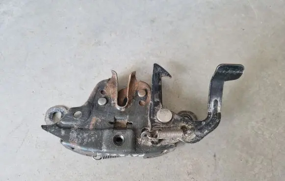 Nissan Patrol Y61 Engine bonnet/hood lock/catch