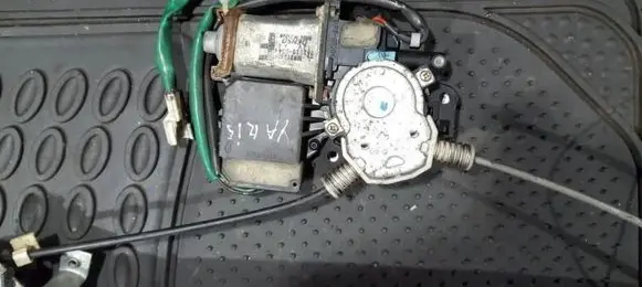 Toyota Yaris Front door window regulator motor