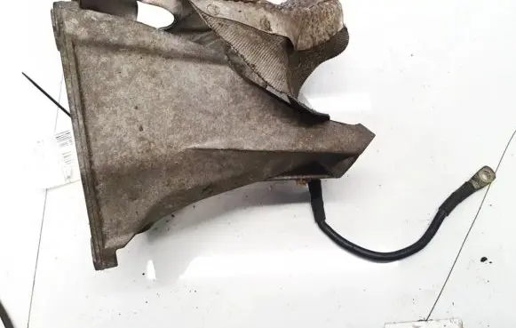 Volkswagen PASSAT B5.5 Engine mount bracket 8d0199388g