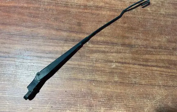 Volkswagen PASSAT B3 Front wiper blade arm 357955410A