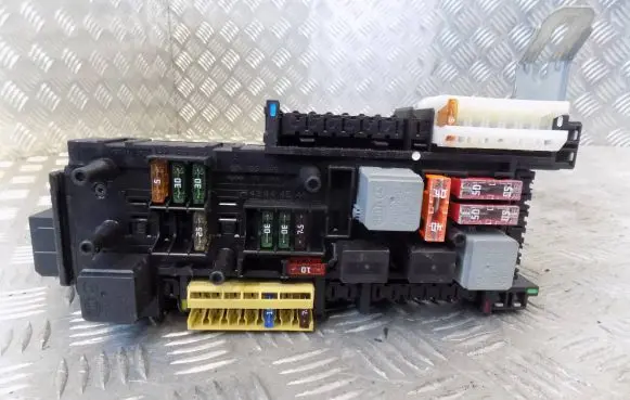 Citroen DS5 Battery relay fuse W2045458732