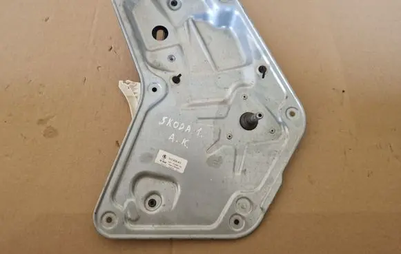 Rear door manual window regulator